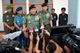 Panglima TNI Jenderal TNI Moeldoko (tengah), memberi keterangan pers sesaat sebelum berangkat ke Pangkalan Bun, di Base Ops Lanudal Juanda, Surabaya, Selasa (6/1). Panglima TNI berinisiatif mengajak keluarga korban jatuhnya pesawat AirAsia QZ8501, melakukan tabur bunga di titik lokasi jatuhnya pesawat, dengan menggunakan pesawat dan kapal milik TNI dengan waktu yang ditentukan sendiri oleh keluarga korban. ANTARA FOTO/Eric Ireng/Koz/15.