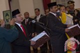 Dua Hakim Mahkamah Konstitusi (MK) Suhartoyo (kiri) dan I Dewa Gede Palguna (ketiga kanan) mengucapkan sumpah jabatan di Istana Negara, Jakarta, Rabu (7/1). Presiden Joko Widodo menyaksikan pengucapan sumpah jabatan dari Hakim MK I Dewa Gede Palguna dan Suhartoyo. ANTARA FOTO/Widodo S. Jusuf/wdy/15.