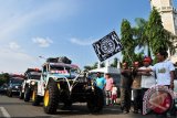 Ketua International Otomotif  Federation (IOF) Aceh, Fauzi (kedua kanan) bersama  pengurus IOF lainnya melepas star rombongan peserta Off Road dari comunitas Free Climber 4x4 di Mesjid Raya Baiturrahman, Banda Aceh, Sabtu (7/2). Peserta Off Road dari Comunitas Free Climber akan menjelajah pegunungan Lamtamot, Aceh Besar sejauh sekitar 100 kilometer dan selain menggelar bakti sosial di desa tersebut. ANTARAACEH.COM/Ampelsa/15