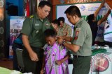 Kepala Rumah Sakit TPT Dr.Soeharsono Letkol TNI Dr,Frederick dan Dandim 101 Banjarmasin Letkol TNI Budhi Utomo memasangkan sarung kepada salah seorang peserta yang sudah menjalani sunatan di Aula Barito Kantor Pelindo III Banjarmasin, Jumat (2/1). Pelindo III Banjarmasin menggelar sunatan masak bagi puluhan anak untuk mengisi masa liburan sekolah. Foto Antaranews/Humas/Herry Murdy Hermawan