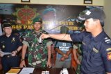 Petugas Bea Cukai Nunukan memperlihatkan hasil pemeriksaan narkoba jenis sabu-sabu kepada Komandan Satgas Pamtas Yonif Linud 433/Julu Siri Kostrad, Letkol Inf Agustius Sitepu (kedua kiri) didampingi Kepala Bea Cukai Nunukan, Max Frengky Karel Rori (kiri) di Mako Satgas Pamtas Jalan Fatahillah Kabupaten Nunukan, Kaltara, Kamis (8/1). Pemilik dengan satu paket barang bukti seberat 2,26 gram ini adalah salah satu target operasi (TO) Satgas Pamtas Yonif Linud 433/Julu Siri selama ini dan berhasil diamankan di Mantikas Kecamatan Sebatik Barat. ANTARA FOTO/M Rusman/Rei/pd/15.