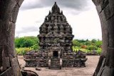 Fondasi Candi Perwara Prambanan selesai disusun 