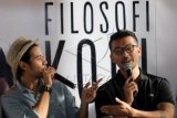 Aktor terbaik Piala Citra FFI 2014 Chicco Jerikho (kiri) dan Rio Dewanto berbincang tentang film yang mereka bintangi pada konferensi pers dan syukuran film Filosofi Kopi di Jakarta, Kamis (8/1). Film yang diadaptasi dari novel Dewi Lestari dan disutradarai Angga Dwimas Sasongko itu mengangkat cerita drama persahabatan yang dilatarbelakangi pencarian kopi terbaik Indonesia dan akan rilis pada April 2015. ANTARA FOTO/Teresia May/Asf/Spt/15.