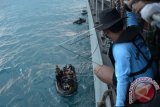 Penyelam Angkatan Laut bersiap untuk melakukan operasi pengangkatan ekor pesawat AirAsia di Laut Jawa, Jumat (9/1). Diharapkan dengan ditemukannya ekor pesawat AirAsia QZ 8501 yang didalamnya terdapat kotak hitam (black box) itu dapat mengungkap peristiwa kecelakaan pesawat tersebut. ANTARA FOTO/Pool/Adek Berry/wdy/15