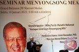 Perdana Menteri ke IV Malaysia Mahathir Mohamad, menyampaikan pandangannya pada Seminar Menyongsong Masyarakat Ekonomi ASEAN 2015, di Medan, Sumatera Utara, Sabtu (10/1). Mahathir Mohamad menyampaikan pandangannya, mengangkat tema kesiapan umat Islam dalam menghadapi MEA. ANTARA FOTO/Irsan Mulyadi/wdy/15.