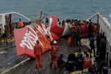 Potongan bagian ekor pesawat AirAsia QZ8501 ditarik ke atas kapal Crest Onyx, setelah berhasil diangkat dari dasar laut dengan menggunakan "floating bag" oleh tim penyelam gabungan TNI AL, di perairan Laut Jawa, Sabtu (10/1). ANTARA FOTO/R. Rekotomo/ed/pd/15.
