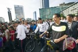 Presiden Joko Widodo bersepeda melintasi kawasan Bundaran HI saat kegiatan car free day di Jakarta, Minggu (11/1). Jokowi memanfaatkan kegiatan car free day untuk berolahraga menggunakan sepeda dengan rute dari Istana Negara kemudian berputar di Bundaran HI dan kembali ke Istana Negara. ANTARA FOTO/Vitalis Yogi Trisna/wdy/15