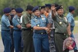 Panglima TNI Jenderal TNI Moeldoko (kanan) didampingi KSAL Laksamana Madya Ade Supandi (kedua kanan) menyapa wartawan setibanya di Lanud Iskandar, Pangkalan Bun, Kalteng, Senin (12/1). Panglima TNI datang ke Pangkalan Bun untuk memantau proses pengangkatan kotak hitam (Black Box) pesawat Air Asia QZ8501. ANTARA FOTO/Prasetyo Utomo/wdy/15.