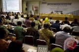 Suasana rapat koordinasi Komisi Pemilihan Umum (KPU) bersama KPU Provinsi se-Indonesia di Jakarta, Rabu (14/1). Rapat koordinasi itu membahas penjelasan draft peraturan KPU tentang pemilihan gubernur, bupati dan walikota yang akan digelar pada tahun 2015. ANTARA FOTO/Vitalis Yogi Trisna/wdy/15.
