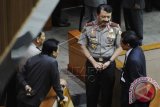 Calon Kapolri Komjen Pol Budi Gunawan (kedua kanan) berbincang dengan anggota dewan ketika menghadiri paripurna penetapan Calon Kapolri di Kompleks Parlemen Senayan, Jakarta, Kamis (15/1). Paripurna DPR mengesahkan pencalonan Komjen Pol Budi Gunawan sebagai calon Kapolri setelah melalui forum lobi pimpinan. ANTARA FOTO/Wahyu Putro A/wdy/15.