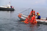 Tim Gabungan Basarnas mengevakuasi korban kecelakaan pesawat dalam simulasi operasi kecelakaan pesawat di Selat Benggala, Perairan Ulee Lheue, Banda Aceh, Kamis (15/1). Simulasi melibatkan, Satpol Air Polda Aceh, TNI-AL dan Rapi. ANTARA FOTO/Ampelsa/Rei/mes/15.