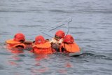 Tim Gabungan Basarnas mengevakuasi korban kecelakaan pesawat dalam simulasi operasi kecelakaan pesawat di Selat Benggala, Perairan Ulee Lheue, Banda Aceh, Kamis (15/1). Simulasi melibatkan, Satpol Air Polda Aceh, TNI-AL dan Rapi. ANTARA FOTO/Ampelsa/Rei/mes/15.