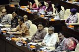 Mendagri Tjahjo Kumolo (ketiga kanan) mengikuti rapat kerja dengan Komisi II DPR di Kompleks Parlemen Jakarta, Jumat (16/1). Raker yang diikuti Kemendagri dan Kemenkumham itu membahas Peraturan Pemerintah Pengganti Undang-undang (Perppu) no.1/2004 tentang Pemilihan Kepala Daerah (Pilkada) dan Perppu no.2/2014 atas perubahan terhadap UU no.23/2014 tentang Pemerintah Daerah. ANTARA FOTO/Wahyu Putro A/wdy/15.