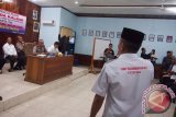 Sekitar 50 orang perwakilan korban kasus PT Benua Indah Group (BIG) mendatangi Mapolres Ketapang, Jumat (16/1). Mereka ingin menyampaikan persoalan terkait kasus PT BIG kepada Kapoda Kalbar, Brigjen Pol Arief Sulistyanto yang berkunjung di Ketapang. Perwakilan petani berterimakasih sebensar-besarnya kepada Kapolda Kalbar, karena sejak 2009 sudah enam Kapolda, baru inilah Kapolda yang bisa menangkap Budiono Tan, tersangka kasus penipuan sertifikat lahan di Ketapang. (Foto John)
