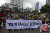 Anggota Koalisi Masyarakat Sipil untuk Reformasi Polri melakukan aksi 'Pilih Kapolri Bersih' saat 'car free day' di depan pos polisi Bundaran HI, Jakarta, Minggu (18/1). Aksi tersebut menggalang dukungan masyarakat untuk meminta Presiden Joko Widodo memilih Kepala Kepolisian Republik Indonesia yang bersih dan bebas korupsi. ANTARAFOTO/Fanny Octavianus/wdy/15.