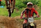 Pembalap melintasi rintangan ketika mengikuti kejuaraan grasstrack persahabatan yang digelar Polda Maluku bersama sejumlah klub motor di Lapangan Serba Guna, Polda Maluku, Ambon, Maluku, Sabtu (17/1). Kejuaraan yang diikuti sejumlah pembalab tersebut mempertandingkan empat kategori. ANTARA FOTO/Izaac Mulyawan/Asf/Spt/15.