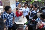 Sejumlah anak dan wali murid adu argumen dengan pihak yayasan saat mereka datang untuk meminta ijazahnya yang diduga ditahan Yayasan Kasih Peduli Anak (YKPA) Denpasar, Senin (19/1). Kasus 'penahanan' ijazah tersebut akhirnya disepakati dengan pengembalian ijazah beserta surat perjanjian. Antara Foto/Nyoman Budhiana/i018/2015.