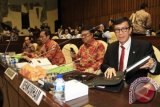 Menteri Hukum dan HAM Yasonna Laoly (kanan) bersama Menteri Dalam Negeri Tjahjo Kumolo (kedua kanan) menghadiri rapat dengan Komisi II DPR guna membahas perpu pilkada di Jakarta, Senin (19/1). Komisi II DPR menyetujui Peraturan Pemerintah Pengganti Undang-undang (Perppu) Pilkada untuk disahkan menjadi Undang-Undang. ANTARA FOTO/Akbar Nugroho Gumay/wdy/15