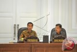 Presiden Joko Widodo (kiri) didampingi Wapres Jusuf Kalla (kanan) memimpin sidang kabinet paripurna di Kantor Presiden, Jakarta, Senin (19/1). Sidang kabinet tersebut membahas RAPBNP Tahun 2015. ANTARA FOTO/Andika Wahyu/wdy/15.