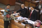Menteri Dalam Negeri Tjahjo Kumolo (kiri) bersalaman dengan Pimpinan Sidang Agus Hermanto dan Wakil Ketua DPR Fadli Zon dalam sidang paripurna di Gedung DPR-RI, Jakarta, Selasa (20/1). Dalam sidang paripurna tersebut, DPR menetapkan Peraturan Pemerintah Pengganti Undang-undang (Perppu) nomor 1 Tahun 2014 tentang pilkada dan Perppu nomor 2 Tahun 2014 tentang Pemerintahan Daerah untuk menjadi Undang-undang. ANTARA FOTO/Akbar Nugroho Gumay/wdy/15