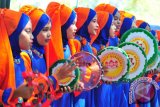 Murid sekolah membawakan kesenian bernuansa Islami,  Qasidah, saat penyambutan tamu di Desa Montasik, Kabupaten Aceh Besar, Aceh, Selasa (20/1). Pemerintah Aceh saat ini terus berupaya menggalakan kesenian tradisional yang bernuansa Islam  termasuk qasidah, baik di sekolah mapun dalam even perlombaan tingkat pelajar dan mahasiswa.ANTARAACEH.COM/Ampelsa/15