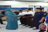 Tanjung, 21/1 - Ketua yayasan Gerakan Nasional orangtua asuh Kabupaten Tabalong, Hj Syarifah Syifa Anang Syakhfiani menyerahkan bantuan peralatan sekolah kepada perwakilan kepala sekolah di Bumi Saraba Kawa ini, Tahun ini sebanyak 498 siswa tingkat SMA dan 100 siswa SD menerima bantuan GN-OTA dari Pemprov Kalsel dan PT Adaro Indonesia.Foto:ANTARA/Herlina Lasmianti