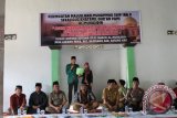 Jambi - Bupati Batanghari Sinwan SH bersama Camat Bajubang dan anggota DPRD Batanghari menghadiri acara Maulid Nabi di Dusun Gotong Royong Desa Ladang Peris, Kecamaran Bajubang pada Rabu (21/1).(FOTO Antarajambi.com/Heriyanto)