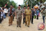 Jambi - Bupati Batanghari Sinwan SH, disambut musik kompangan saat tiba di acara peringatan Maulid Nabi Muhammad SAW di Dusun Gotong Royong Desa Ladang Peris Kecamatan Bajubang pada Rabu (21/1.(FOTO Antarajambi.com/Heriyanto) 