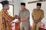 Jambi - Bupati Batanghari Sinwan SH, menyerahkan bantuan pribadi sebesar Rp5 juta untuk pembangunan Masjid Muhajirin Desa Ladang Peris, Kecamatan Bajubang saat menghadiri peringatan Maulid Nabi Muhammad SAW di desa tersebut Rabu (21/1). (FOTO Antarajambi.com/Heriyanto) 