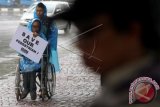 Penyandang disabilitas yang tergabung dalam Koalisi Pejalan Kaki melakukan aksi berjalan di sepanjang trotoar di Jakarta, Kamis (22/1). Aksi tersebut dalam rangka memperingati Tragedi tiga tahun tewasnya sejumlah pejalan kaki di Halte Tugu Tani. ANTARA FOTO/M Agung Rajasa/wdy/15.