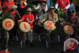 Sejumlah warga dari berbagai komunitas mengikuti karnaval Ayo Melek Gizi saat memperingati Hari Gizi Nasional di ruas Jalan MH Thamrin, Jakarta, Minggu (25/1). Kegiatan tersebut dalam rangka mendukung peningkatan kesadaran dan kepedulian masyarakat akan gizi seimbang dan pola makan sehat. ANTARA FOTO/Zabur Karuru/wdy/15