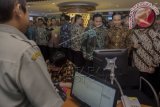 Presiden Joko Widodo (kedua kanan) didampingi Mendag Rahmat Gobel (ketiga kanan) dan Kepala BKPM Franky Sibarani (kanan) mengunjungi ruang Pelayanan Terpadu Satu Pintu (PTSP) Pusat di Gedung BKPM, Jakarta, Senin (26/1). Sebanyak 22 kementerian dan lembaga telah menempatkan petugas penghubungnya untuk melayani berbagai jenis perizinan di PTSP Pusat tersebut. ANTARA FOTO/Widodo S. Jusuf/wdy/15.