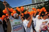 Sejumlah perwakilan dari Kementrian Perikanan dan Kelauatan bersama warga yang berasal dari berbagai organisasi memperingati Hari Gizi Nasional di kawasan Bundaran HI, Jakarta, Minggu (25/1). Pada kegiatan tersebut mereka mengampanyekan Gerakan Memasyarakatkan Makan Ikan (Gemar ikan). ANTARA FOTO/Zabur Karuru/mes/15