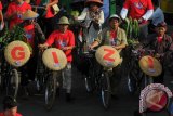 Sejumlah warga dari berbagai komunitas mengikuti karnaval Ayo Melek Gizi saat memperingati Hari Gizi Nasional di ruas Jalan MH Thamrin, Jakarta, Minggu (25/1). Kegiatan tersebut dalam rangka mendukung peningkatan kesadaran dan kepedulian masyarakat akan gizi seimbang dan pola makan sehat. ANTARA FOTO/Zabur Karuru/mes/15
