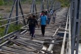 Masyarakat Gotong Royong Bangun Jembatan Gending