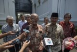 Sejumlah anggota Tim Sembilan, mantan Ketua Umum PP Muhammadiyah Buya Syafii Maarif (keempat kiri), Ketua DKPP Jimly Asshiddiqie (kedua kanan), mantan Ketua KPK Tumpak Hatorangan (kanan), mantan Wakil Ketua KPK Erry Riyana Hardjapamekas (kiri), Sosiolog Imam Prasodjo (ketiga kiri), mantan Wakapolri Komjen Pol (Purn) Oegroseno (kedua kiri), dan Pengamat Kepolisian Bambang Widodo Umar (ketiga kanan) menjawab pertanyaan wartawan usai bertemu dengan Presiden Joko Widodo di Istana Merdeka, Jakarta, Rabu (28/1). Tim Sembilan menyampaikan hasil rapat internal berupa sejumlah rekomendasi dan saran kepada Presiden Jokowi tentang penyelesaian kisruh antara KPK dan Polri. ANTARA FOTO/Widodo S. Jusuf/wdy/15.