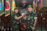 Mantan Panglima Kodam (Pangdam) XVI/Pattimura Mayjen TNI Meris Wiryadi (kanan) melakukan salam komando dengan penggantinya Mayjen TNI Wiyarto (kiri), di Markas Kodam XVI/Pattimura, di Ambon, Maluku, Kamis (29/1). Pangdam Pattimura yang baru Mayjen TNI Wiyarto sebelumnya menjabat Asisten Teritorial (Aster) Kasad, sedangkan mantan Pangdam Pattimura Mayjen TNI Meris Wiryadi telah diangkat menjadi Komandan Pusat Teritorial Angkatan Darat (Danpusterad). ANTARA FOTO/Embong Salampessy/ss/mes/15.