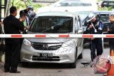 Petugas keamanan memperketat pemeriksaan pengunjung dan kendaraan bermotor yang masuk ke dalam gedung Komisi Pemberantasan Korupsi (KPK), Jakarta, Jumat (30/1). Pemeriksaan tersebut terkait rencana KPK memeriksa Komjen Pol. Budi Gunawan sebagai tersangka dalam perkara dugaan tindak pidana korupsi terkait transaksi mencurigakan. ANTARA FOTO/M Agung Rajasa/wdy/15.