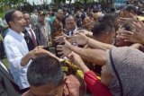 Presiden Jokowi Bagikan KIS pada Warga Bangkalan