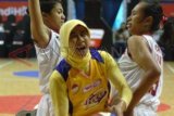 Surabaya (Antara Jatim) - Pebasket Surabaya Fever, Raisa (tengah) berusaha melewati hadangan pebasket Sahabat Wisma Sehati Semarang, Nur Rahmawati (kiri) dan Yuni Anggraeni (kanan) dalam kompetisi liga basket indihome WNBL Indonesia seri kedua di DBL Arena Surabaya, Jatim, Kamis (22/1). Surabaya Fever menang atas Sahabat Wisma Sehati Semarang dengan skor akhir 67-48. FOTO M Risyal Hidayat/EI/15