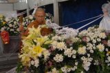 Surabaya (Antara Jatim) - Seorang Bante memimpin doa bersama prosesi kremasi dua jenazah dari korban kecelakaan pesawat AirAsia QZ8501 di Krematorium Eka Praya, Kembang Kuning, Surabaya, Jatim, Kamis (8/1). Dua jenazah tersebut yakni Yongki Jou (53) dan Jou Bryan Youvito (19) merupakan dua penumpang dari korban AirAsia QZ8501 dengan rute penerbangan Surabaya-Singapura berpenumpang 162 orang yang jatuh di Selat Karimata pada 28 Desember 2014 lalu. FOTO M Risyal Hidayat/EI/15