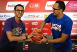 Surabaya (Antara Jatim) - Pebasket CLS Knights Surabaya, Dimaz Muhari (kiri) dan pebasket Satria Muda Britama Jakarta, Arki Dikania Wisnu (kanan) berpose bersama disela-sela konferensi pers NBL seri IV Surabaya, Jatim, Selasa (20/1). NBL Seri IV yang diikuti 12 konstestan klub NBL tersebut berlangsung pada 21-25 Januari 2015 di DBL Arena Surabaya. FOTO M Risyal Hidayat/EI/15