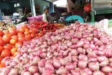 Jombang (Antara Jatim) - Pedagang menunggu pembeli di Pasar Tradisional Citra Niaga Jombang, Jawa Timur, Sabtu (17/1). Harga Komoditas bumbu dapur di sejumlah pasar tradisional Jombang saat ini cenderung turun terus, harga cabai rawit sekarang sekitar Rp42 ribu per Kg, padahal beberapa minggu lalu mencapai Rp90 ribu per Kilogramnya, cabai merah dari Rp60 ribu menjadi Rp20 ribu per Kg, bawang merah Rp16 ribu per Kg dan bawang putih Rp13 ribu per Kilogramnya, karena pasokan komoditas bumbu dapur tersebut mulai banyak, sedangkan permintaan tidak terlalu banyak. (FOTO Syaiful Arif/15/edy)