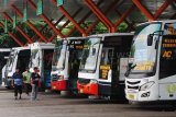 Sidoarjo (Antara Jatim) - Sejumlah kru dan calon penumpang berada di terminal keberangkatan angkutan umum bus Antar Kota Dalam Provinsi (AKDP) di Terminal Purabaya (Bungurasih) Surabaya di Sidoarjo, Jawa Timur, Kamis (22/1). Pasca turunnya harga Bahan Bakar Minyak (BBM), Dinas Perhubungan dan Lalu Lintas Angkutan Jalan (Dishub dan LLAJ) Jawa Timur bersama Organda Jatim dan Yayasan Lembaga Perlindungan Konsumen (YLPK) sepakat menurunkan tarif angkutan umum bus Antar Kota Dalam Provinsi (AKDP) wilayah Jatim sebesar 5 persen dari Rp134 per penumpang per-kilometer menjadi Rp127,26 per penumpang per-kilometer. (FOTO Suryanto/15/edy)