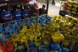 PASURUAN (Antara Jatim) : Kasat Reskrim Polres Pasuruan AKP Agus I Supriyanto (dua kanan), menunjukan barang bukti ratusan tabung elpiji dan tiga tersangka, saat gelar perkara pengoplosan LPG, di Polres Pasuruan, Jatim, Selasa (27/1). Dalam kasus tersebut modus pelaku memindahkan isi elpiji dari tabung 3kg yang bersubsidi ke tabung 12kg atau 50kg non subsidi, saat ini Polres Pasuruan masih melakukan pengejaran satu pelaku yang menjadi DPO (Daftar Pencarian Orang). ANTARA FOTO/Adhitya Hendra/15.