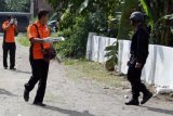 Kediri (Antara Jatim) Tim Identifikasi saat melakukan Olah Tempat Kejadian Perkara )TKP), Penembakan mati Teroris Poso, Rony alias Joko yang ditembak mati oleh Tim Densus 88 di Dusun Larangan, Desa Krenceng, Kecamatan Kepung, Kabupaten Kediri, Jawa Timur, Jumat (16/2) .Rony alias Joko merupakan teroris jaringan poso  terlibat dalam penembakan anggota Polres Poso, Brigadir Andi Sapa dan Aiptu Sudirman di Tamanjeka serta sebagai eksekutor penembakan Brigadir M Yamin, anggota Polsek Ambalawi di Bima.FOTO/Rudi Mulya/15/Oka.