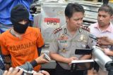 Madiun (Antara Jatim) - Kapolres Madiun Kota, AKBP Farman menunjukkan tersangka SFN (kiri) yang berstatus pegawai negeri sipil dan barang bukti kotak suara yang dicuri dari gudang KPU Kabupaten Madiun saat gelar perkara di Polresta Madiun, Rabu (21/1). Polresta Madiun mengamankan dua orang tersangka yang melakukan pencurian 77 kotak suara pemilu dan 330 batang alumiunium rangka kotak suara milik KPU Kab. Madiun pada Senin (19/1). FOTO Siswowidodo/15