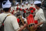 Pasuruan (Antara Jatim) : Sejumlah warga tergabung dalam Bali Ganjur memainkan lat musik gamelan dan gong di halaman Balai Desa Wonokitri, Tosari, Pasuruan, Rabu (28/1). Gamelan Bali Ganjur merupakan pengiring musik adat serta keagamaan masyarakat Suku Tengger yang dibawakan 10 sampai 15 orang. ANTARA FOTO/Adhitya Hendra/15/Oka.