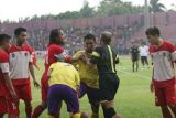 Kediri (Antara Jatim) - Wasit dan pemain kesebelasan PSBK Blitar, saat melerai pemain kesebelasan Persik Kediri, Chusnul Yuli (tengah) yang berusaha menyerang pemain bertahan PSBK Blitar saat laga Piala Gubernur Jawa Timur, di Stadion Brawijaya, Kota Kediri, Jawa Timur, Sabtu (3/1). Dalam laga tersebut PSBK Blitar berhasil mengalahkan Persik Kediri dengan skor 2-1. (FOTO Rudi Mulya/15/edy)