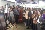      Surabaya (Antara Jatim) - Wakil Presiden RI Jusuf Kalla mengunjungi proyek properti yang dikerjakan oleh PT Wijaya Karya Bangunan Gedung (WIKA Gedung) berupa apartemen Rumah Susun Sederhana Milik (Rusunami) Puncak CBD di kawasan Wiyung Kota Surabaya, Sabtu (31/1).
Jusuf Kalla menyatakan pemerintah akan memberikan subsidi bagi masyarakat yang berpenghasilan rendah berupa uang muka dan bunganya untuk bisa tinggal di rusunami yang dikelola pemerintah. Saat ini rusunami subsidi BUMN yang sudah dilakukan di Jakarta dan akan dikembangkan ke luar daerah. Foto Abdul Hakim/15/Oka.
